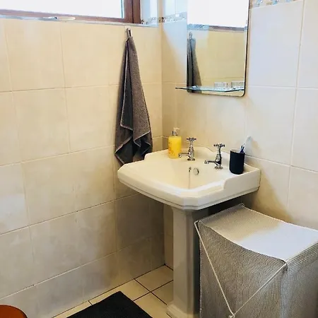 Апартаменты Charming, Modern Masonette In Heart Of River Town *