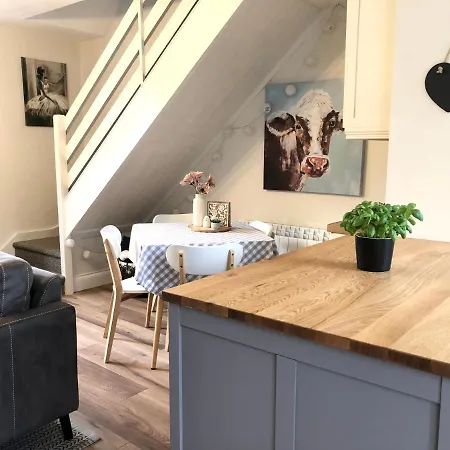 Charming, Modern Masonette In Heart Of River Town Фермой