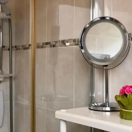 Charming, Modern Masonette In Heart Of River Town Апартаменты Фермой